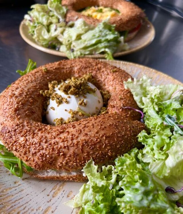 Simit-Bagel mit Burrata und Salat im Café Pistazio